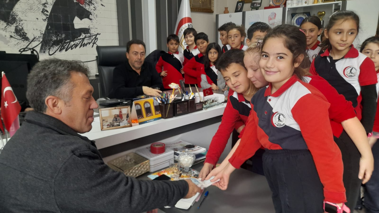 Gazze İçin Bileklik Yapıp Sattılar Geliri Bağışladılar