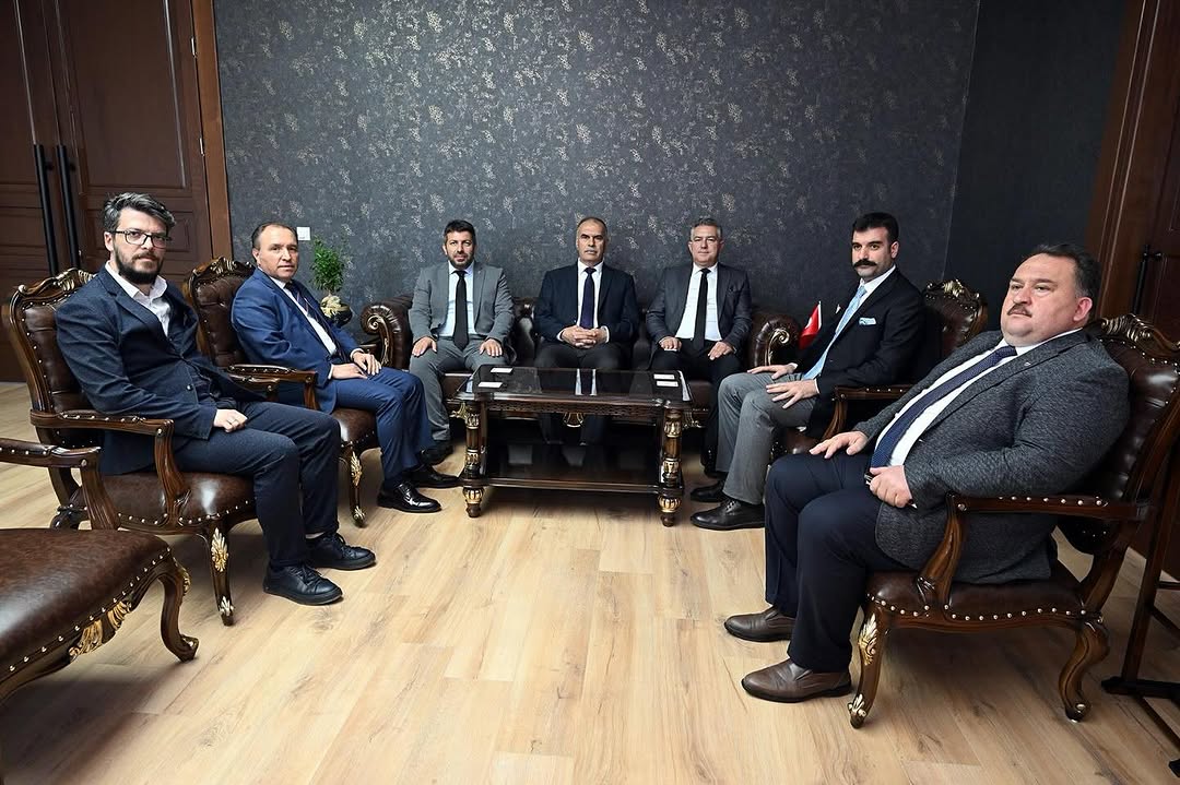 Kocatepe Üniversitesi Rektörü Prof. Dr. Mehmet Karakaş, Sandıklı Kaymakamı Selçuk Yosunkaya'yı Ziyaret Etti