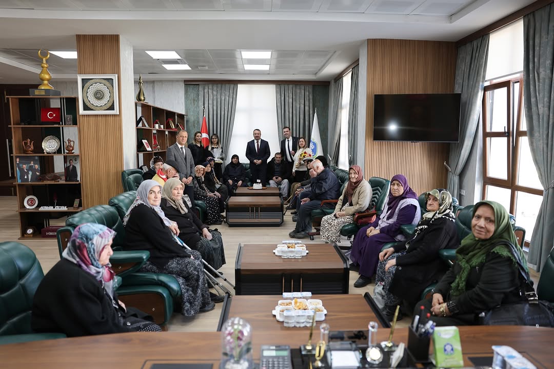 Çınaraltı Alzheimer Gündüz Yaşam Konağı'ndan Belediye Başkanı Adnan Öztaş'a Doğum Günü Ziyareti