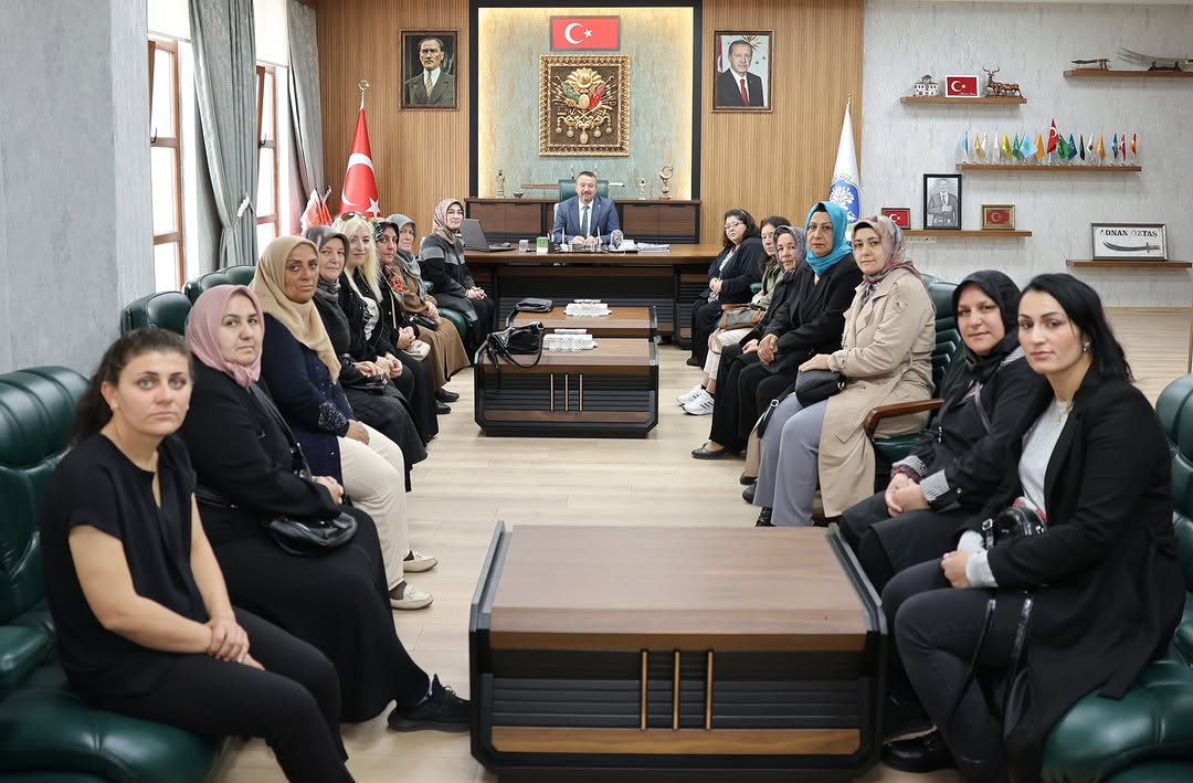 Sandıklı AK Parti Kadın Kolları'ndan Sandıklı Belediye Başkanı Adnan Öztaş'a Ziyaret