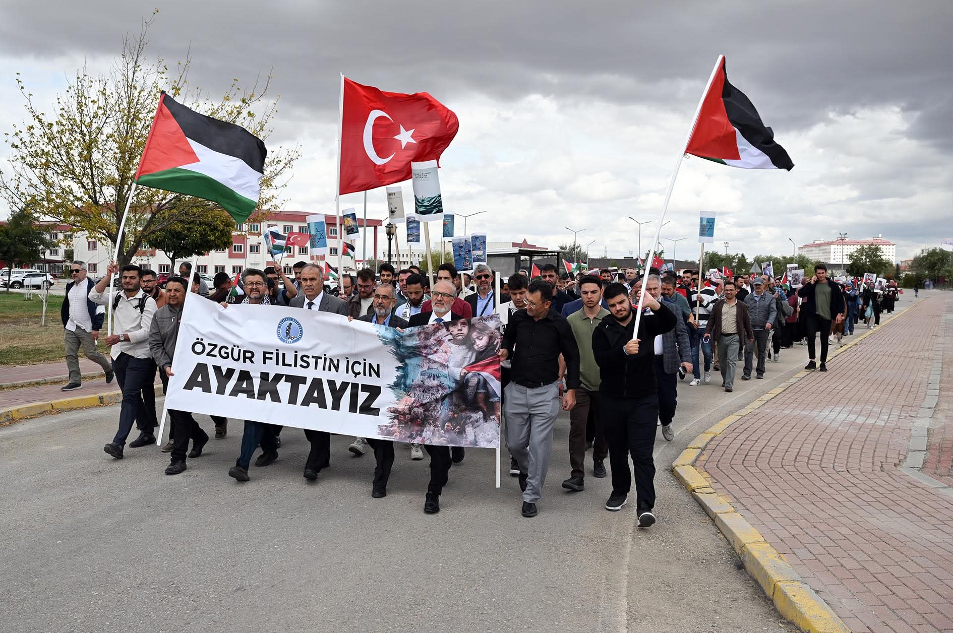 AKÜ’de Yürüyüş ve Küresel Sumud Filosu’na Destek Devam Ediyor