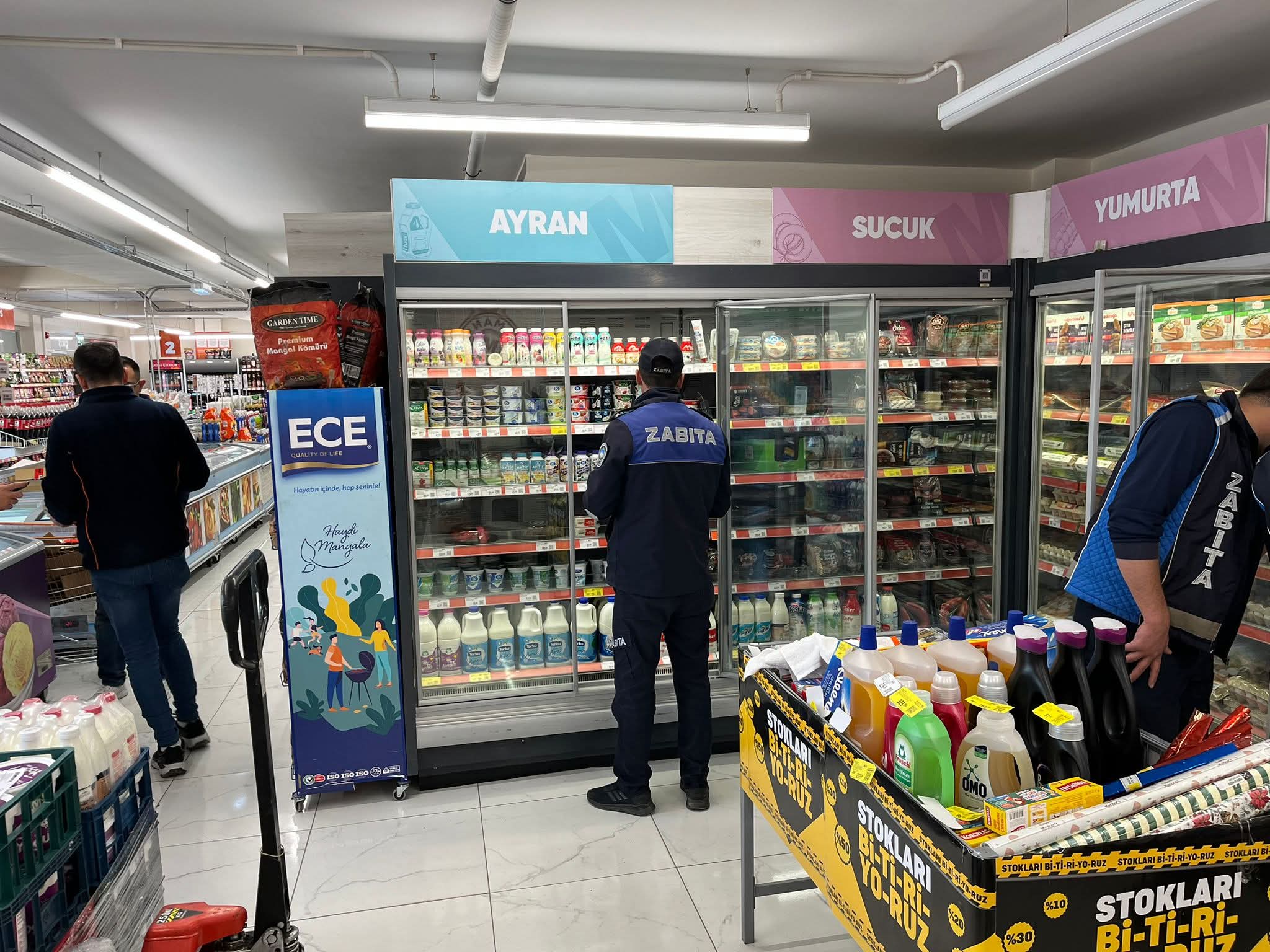 Sandıklı Belediyesi Zabıta Ekiplerinden Marketlere Sıkı Denetim