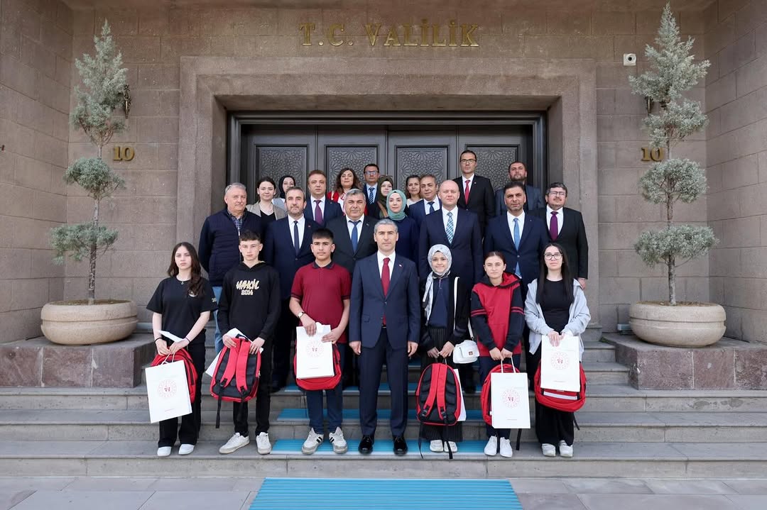 19 Mayıs Atatürk’ü Anma, Gençlik ve Spor Bayramı'nda Ödül Alan Öğrencilere Vali Aktaş'tan Ödüller