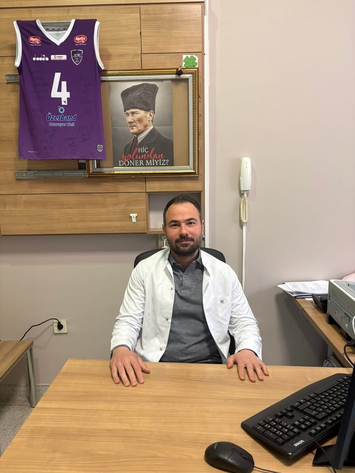 Afyonkarahisar Devlet Hastanesi'nden Sultanlar Ligi'ne Yükselen Afyon Belediye Yüntaş Kadın Voleybol Takımına Özel Forma Hediyesi