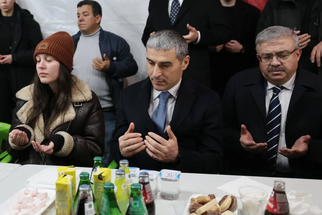 Aile ve Sosyal Hizmetler Bakanı Mahinur Özdemir Göktaş ve Vali Naci Aktaş'tan Güney Belediye Başkanı Karabacak Ailesine Taziye Ziyareti