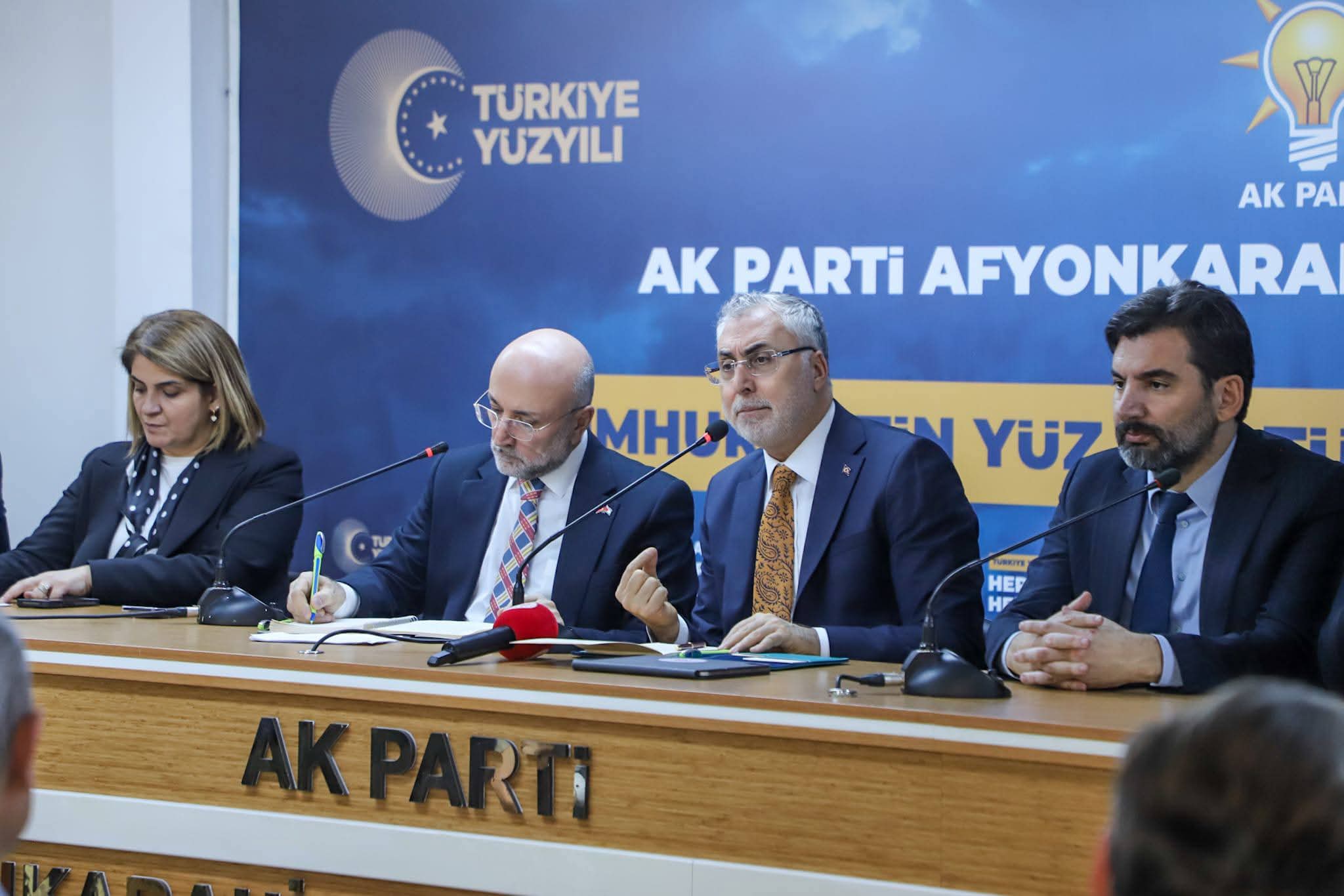 AK PARTİ AFYON  BAKAN IŞIKHAN’I AĞIRLADI