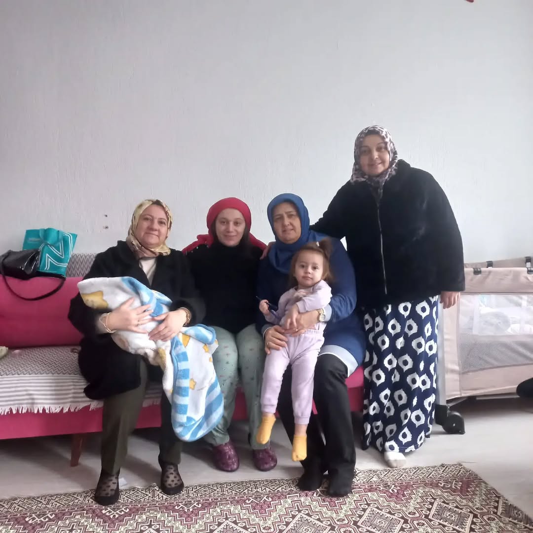 AK Parti Afyonkarahisar İl Kadın Kolları'ndan Bebek Ziyareti