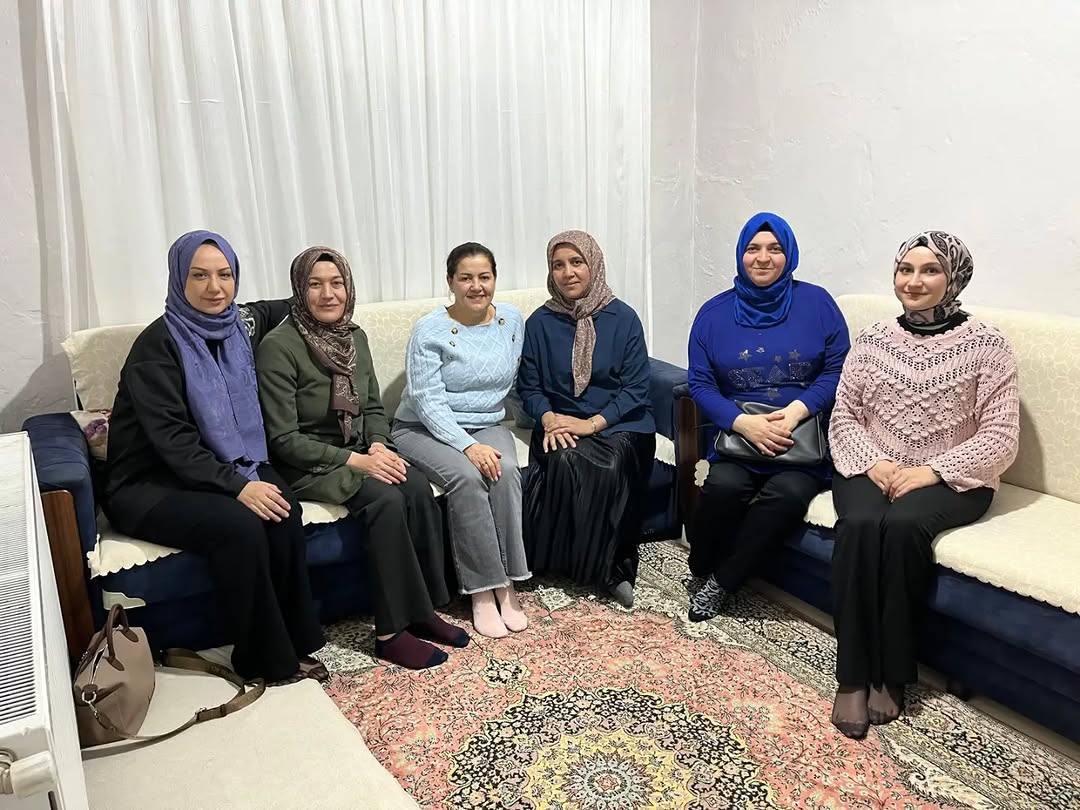 AK Parti Afyonkarahisar İl Kadın Kolları'ndan Kıymetli Hemşehrilerle Hane Ziyareti