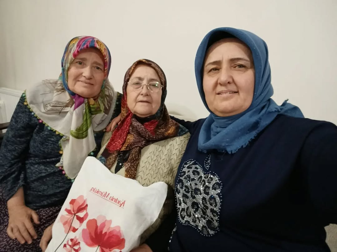 AK Parti Afyonkarahisar İl Kadın Kolları'ndan Yaşlılar Ziyareti