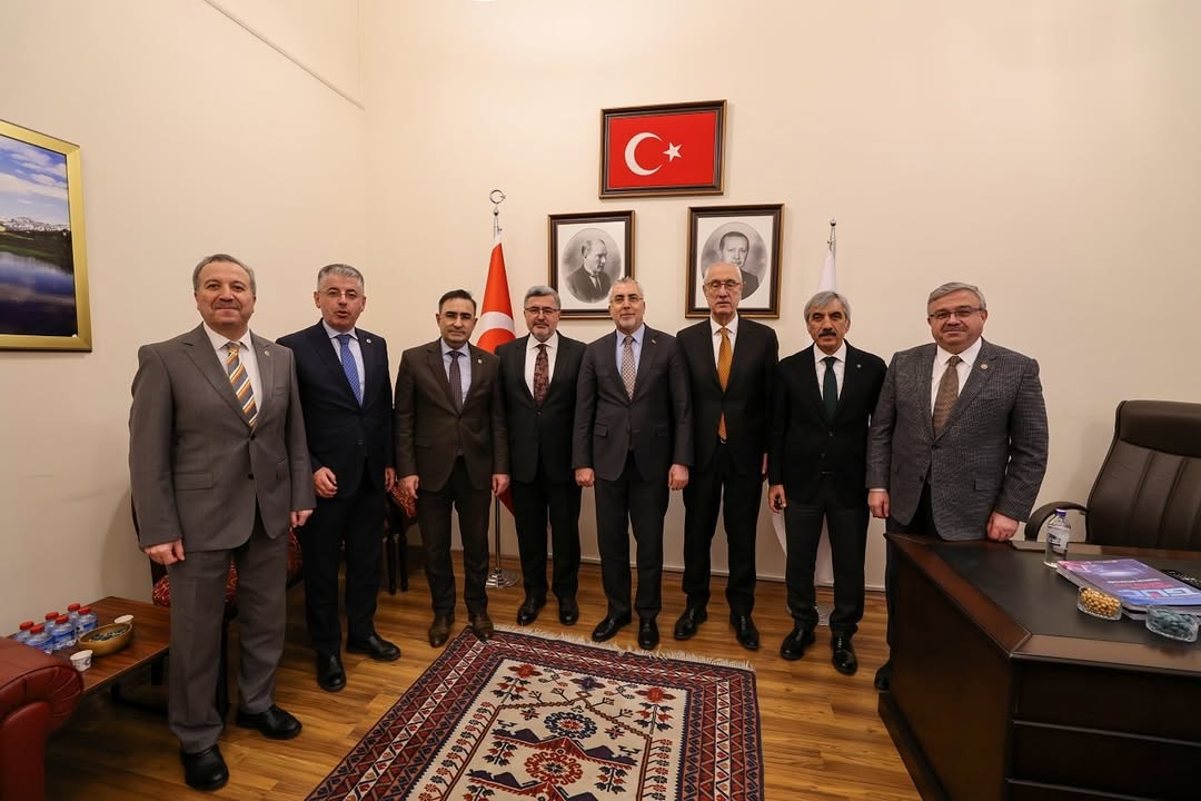 Ak Parti Afyonkarahisar Milletvekili Hasan Arslan, Çalışma ve Sosyal Güvenlik Bakanı Prof. Dr. Vedat Işıkhan ile Gazi Meclisi'nde Buluştu