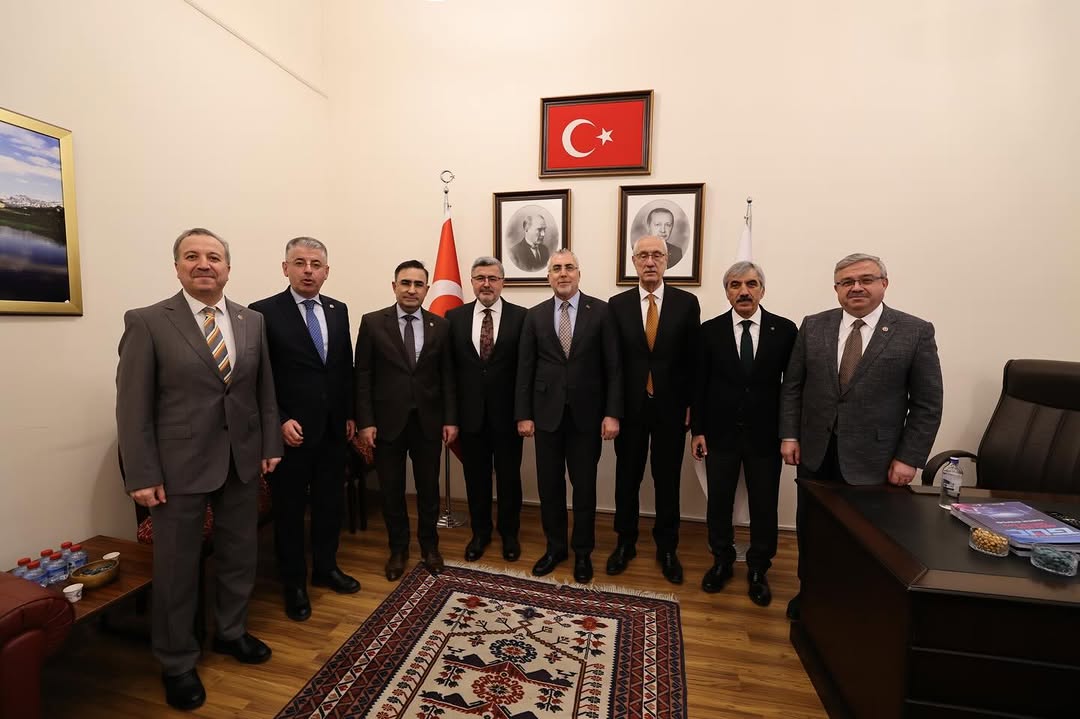 Ak Parti Milletvekili İbrahim Yurdunuseven, Çalışma ve Sosyal Güvenlik Bakanı Vedat Işıkhan'ı Ziyaret Etti