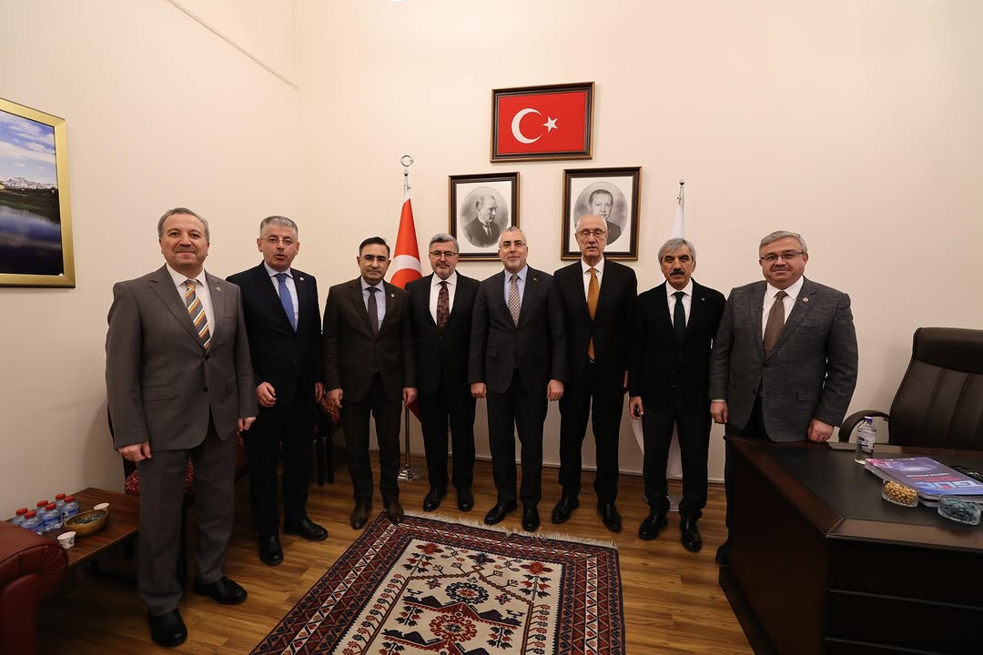 Ak Parti Milletvekilleri Çalışma ve Sosyal Güvenlik Bakanı Vedat Işıkhan'ı Ziyaret Etti