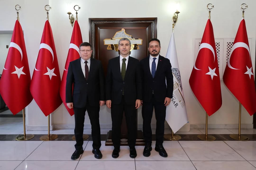 AK Parti Uşak Milletvekili Fahrettin Tuğrul ve İl Başkanı Himmet Yaşar, Vali Dr. Naci Aktaş'ı Ziyaret Etti