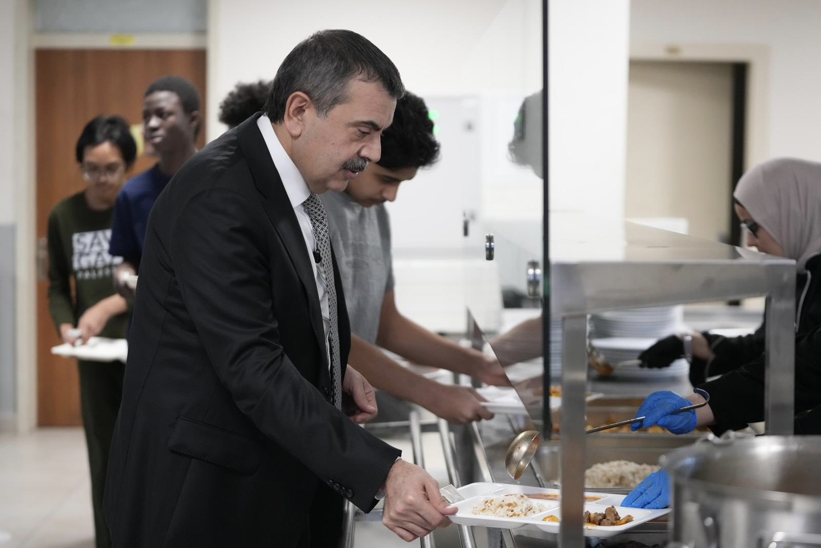 Bakan Tekin İftar Sofrasında