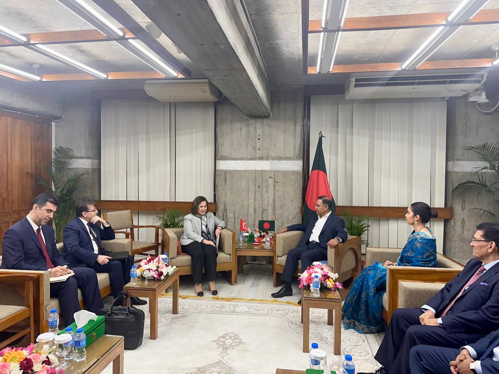 Bakan Yardımcısı Ekinci Bangladeş'te