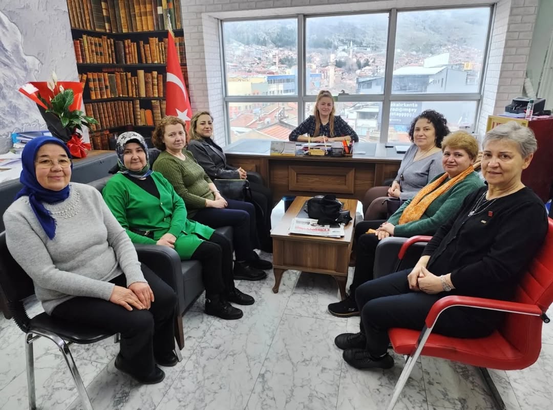 CHP Afyonkarahisar İl Kadın Kolları Başkanı ve Yönetim Kurulu Üyeleri Nergiz Kılıç Savrık'ı Ziyaret Etti