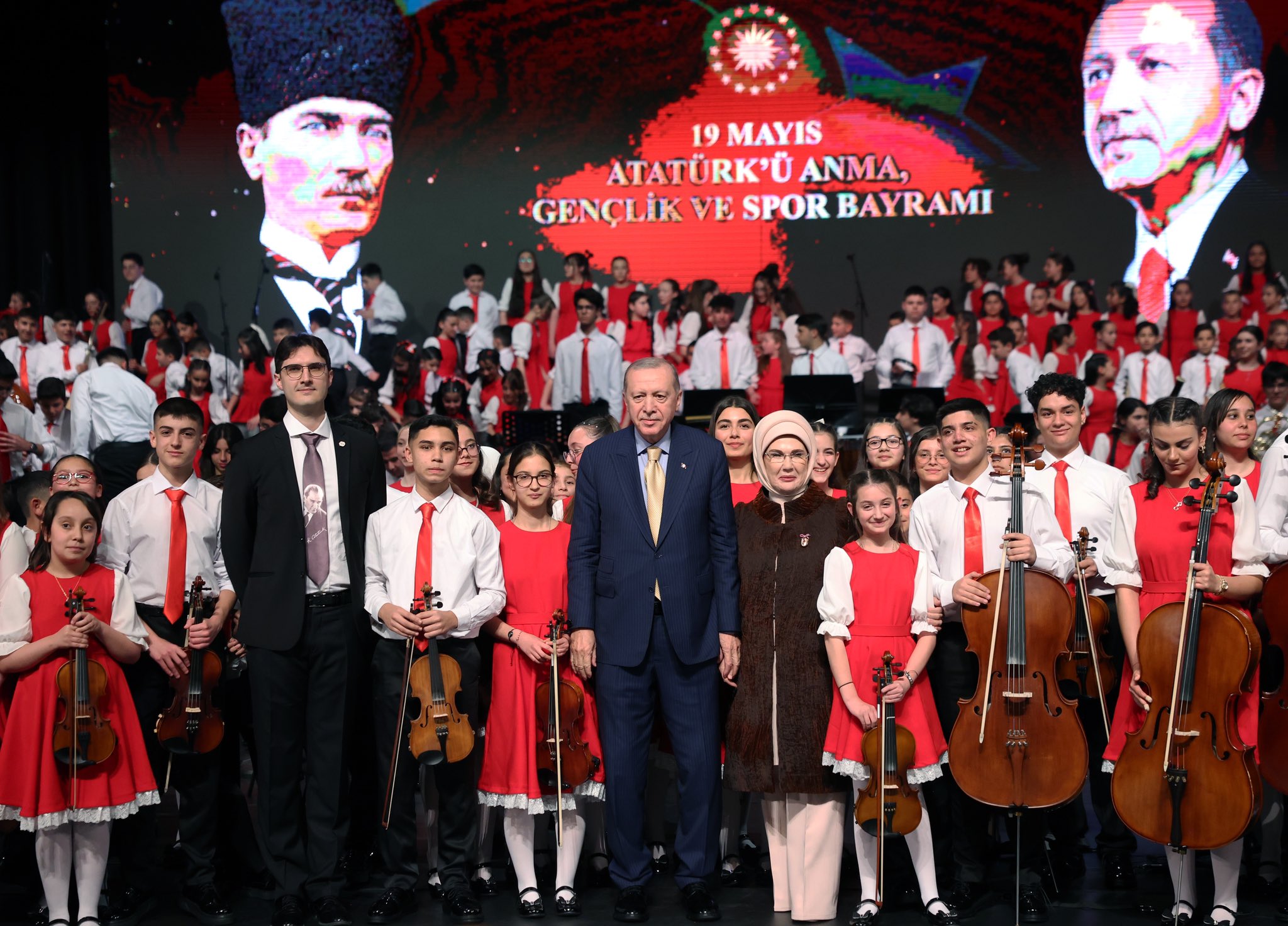 Cumhurbaşkanı Erdoğan, Çocuk Orkestrası ve Korosunu Dinledi