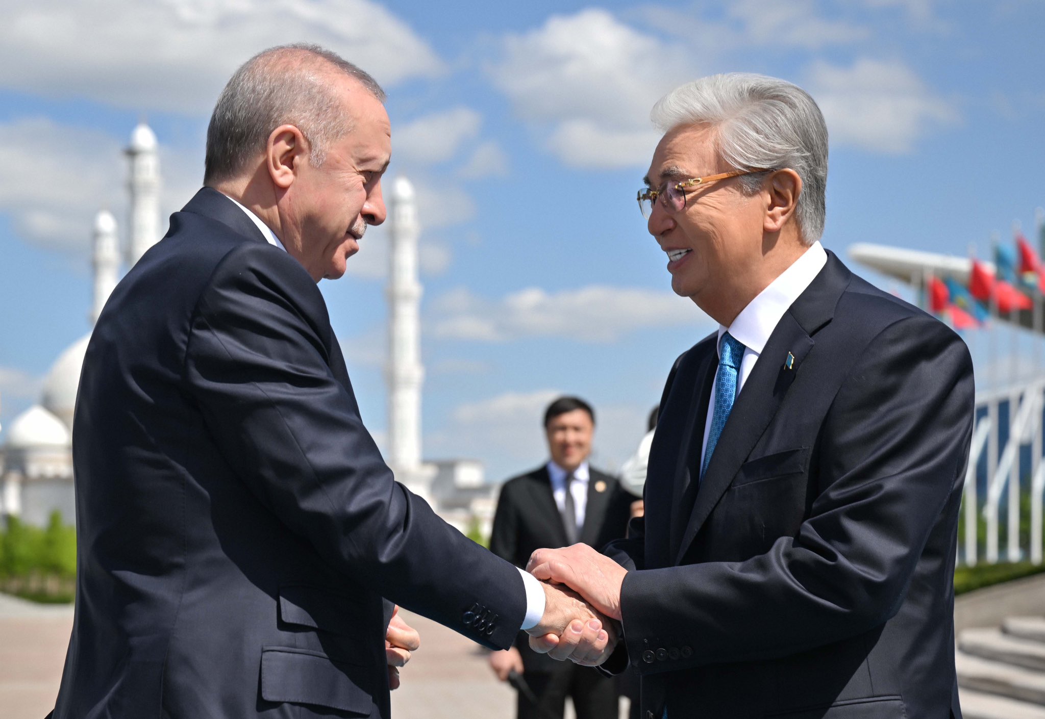 Cumhurbaşkanı Erdoğan, Kazakistan'da resmi törenle karşılandı