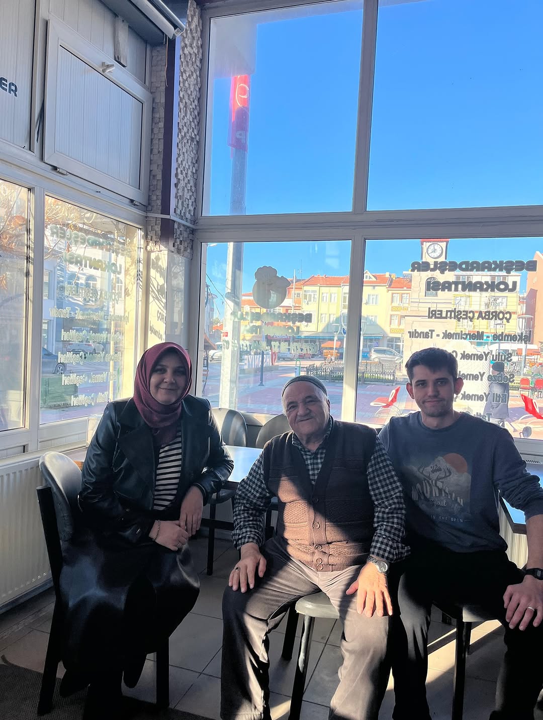 İhsaniye Belediye Başkanı Emine Gökçe, Ahmet ORHAN ve Torunuyla Kıymetli Bir Anı Paylaştı