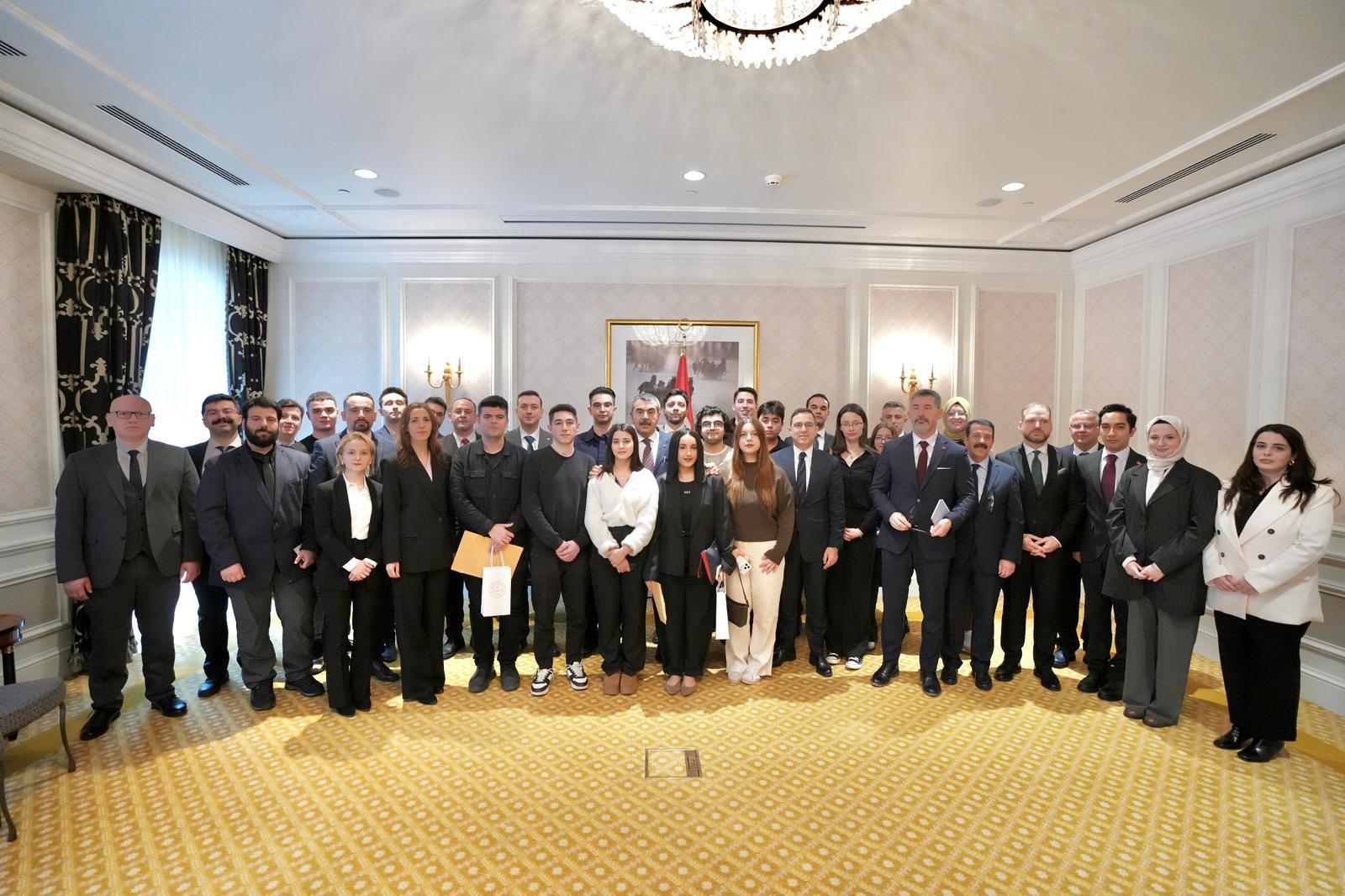 Milli Eğitim Bakanı Tekin Rusya'daki Türk Öğrencilerle Buluştu