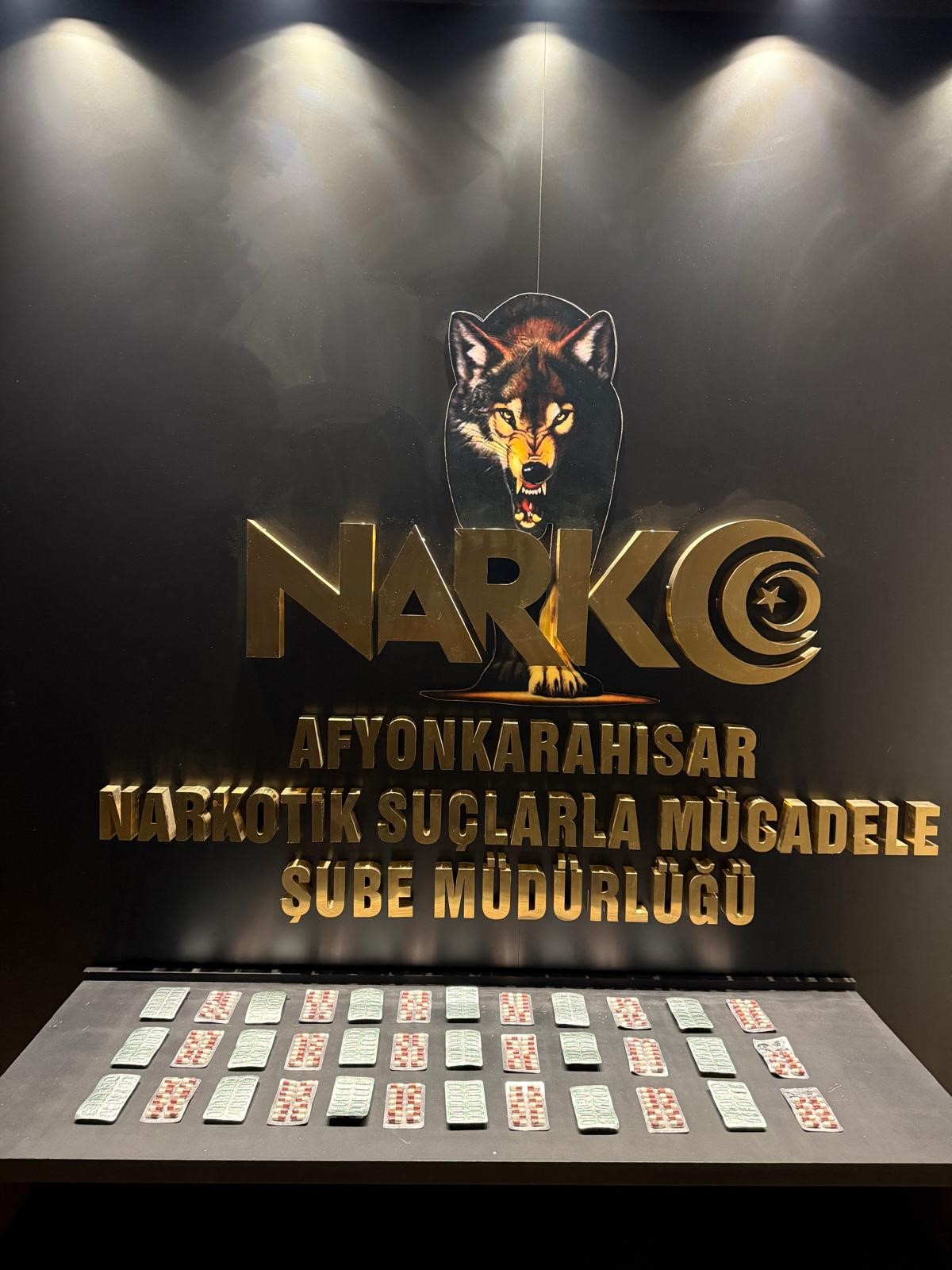 Sokak Satıcılarına Operasyon: 495 Adet Sentetik Ecza Ele Geçirildi