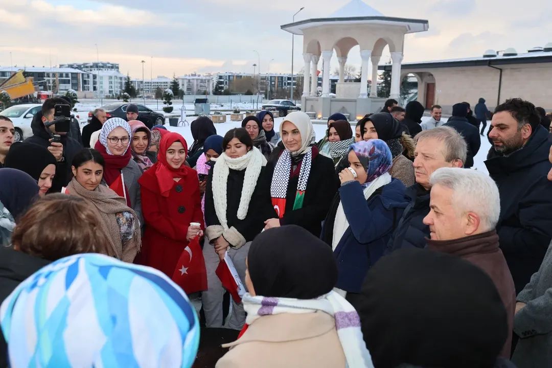Vali Yiğitbaşı, 2026 Yılının İlk Sabah Namazında Gençlerle Paşa Camii’nde Buluştu