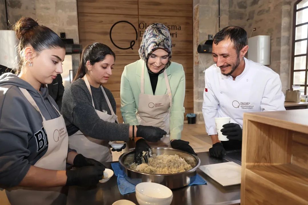 Vali Yiğitbaşı, Çocuk Evleri’ndeki Gençlerle Olgunlaşma Enstitüsü Atölyesinde Buluştu