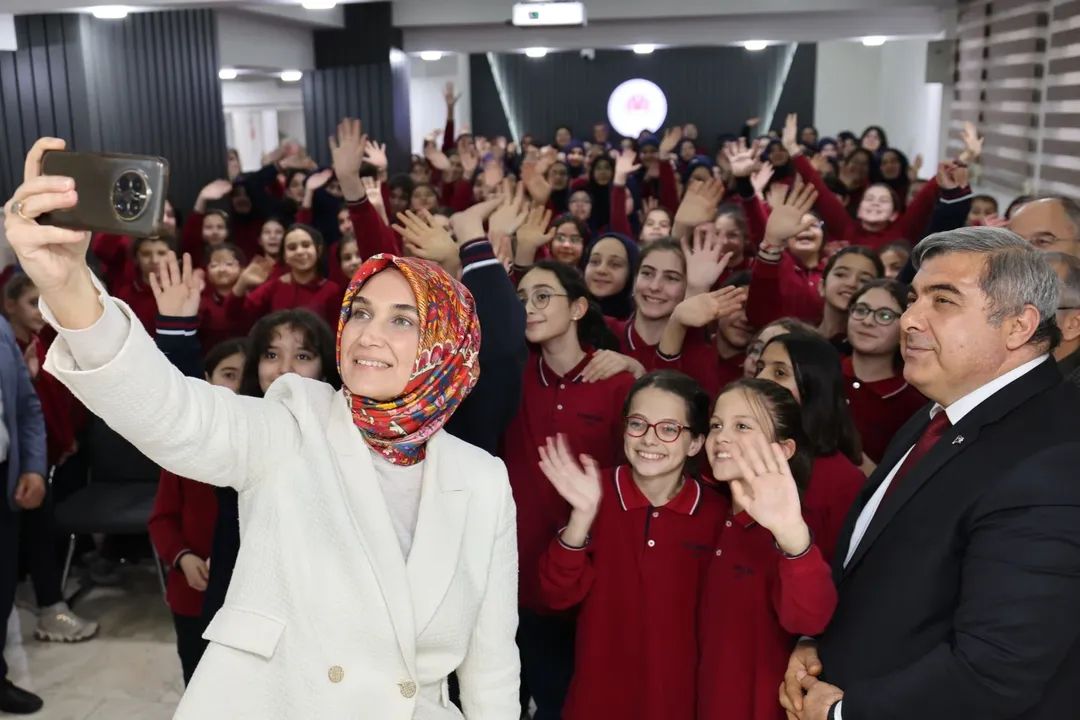 Vali Yiğitbaşı Kadınana İmam Hatip Ortaokulu’nda Kariyer Günleri Programına Katıldı