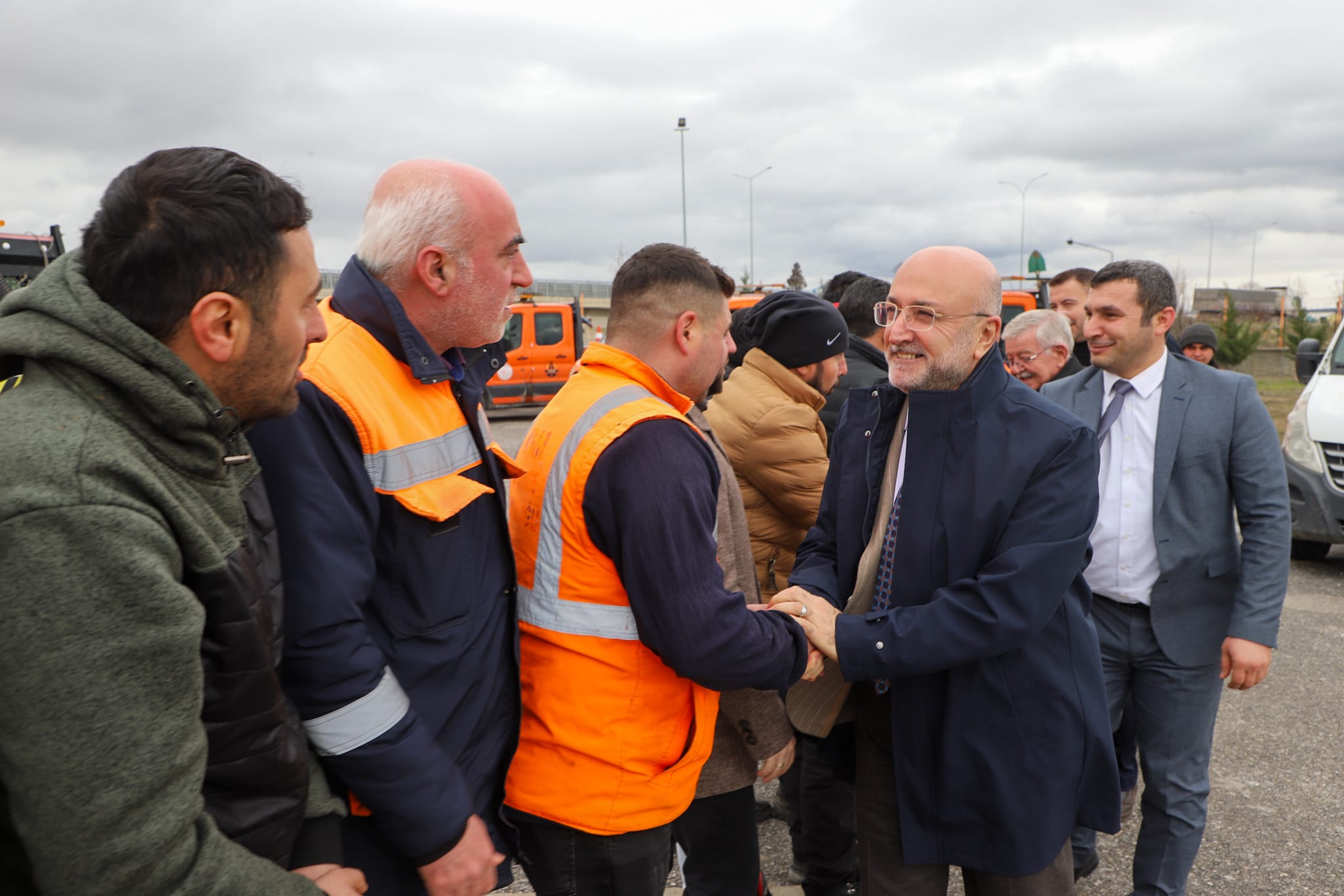 ZORLU ŞARTLARDA ÇALIŞAN KARAYOLLARI İŞÇİLERİNE ŞAHİN’DEN DESTEK