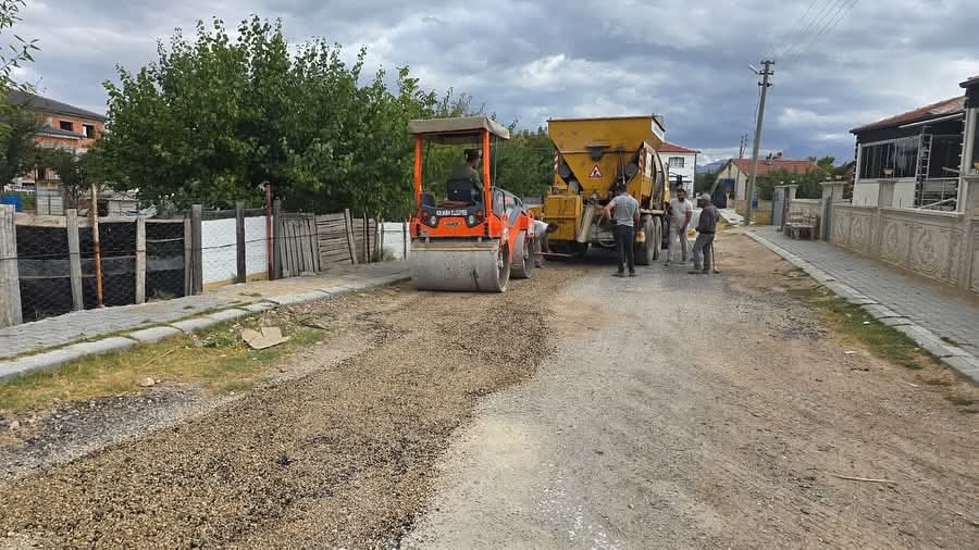 Bolvadin’de Yol Yapım Çalışmaları Aralıksız Devam Ediyor