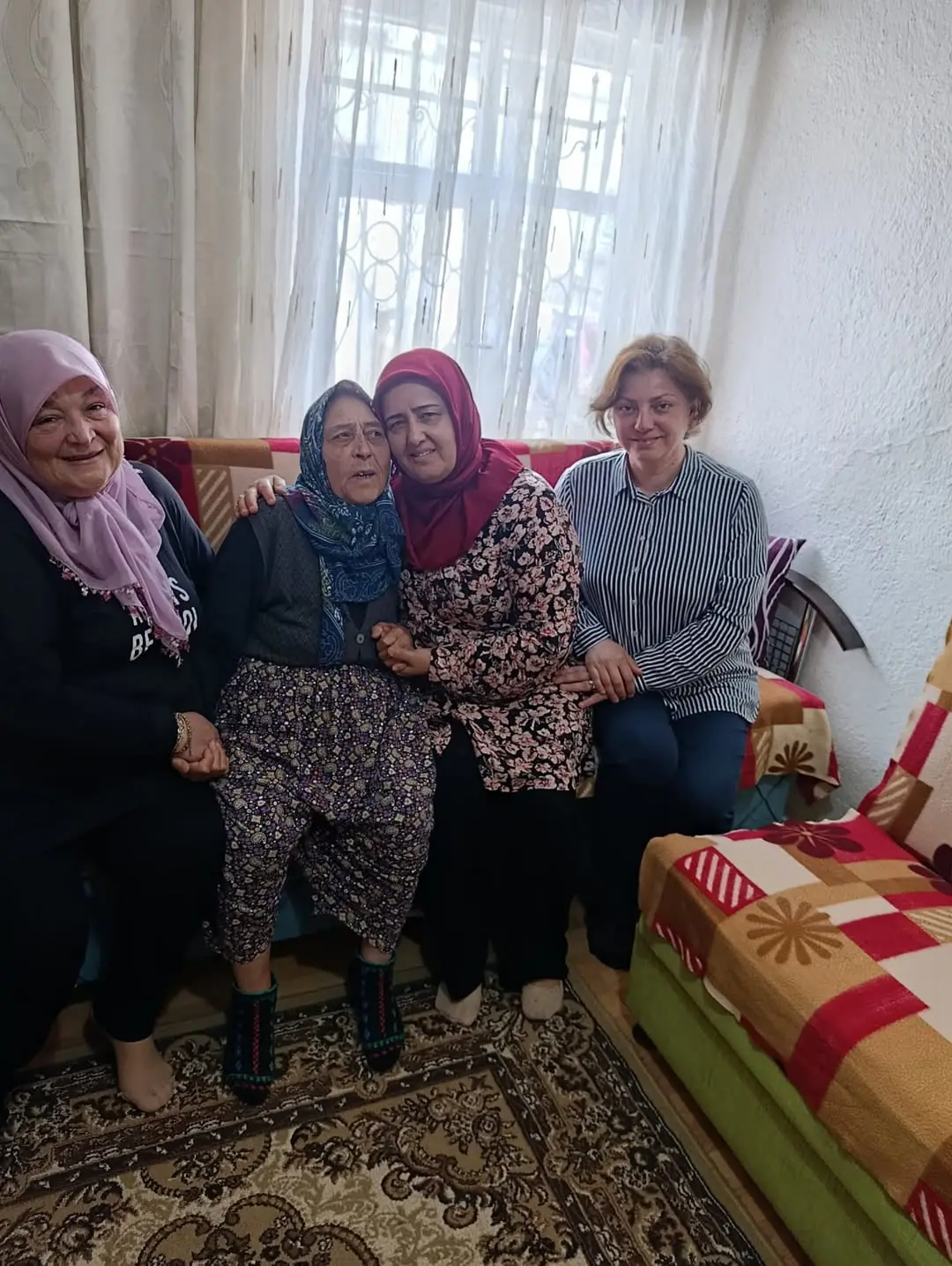 AK Parti Afyonkarahisar İl Kadın Kolları'ndan Yaşlılar Ziyareti