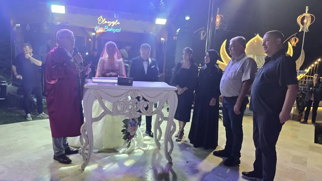 Şuhut Belediye Başkanı Muhuttin Özaşkın Emine ve Burak Çiftinin Nikah Akdini Gerçekleştirdi