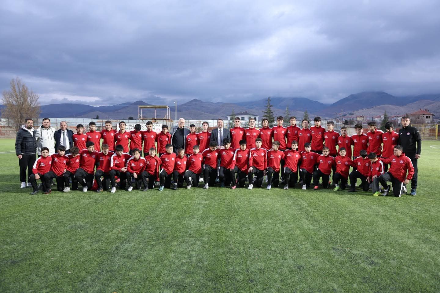 BAŞKAN ADNAN ÖZTAŞ TAN ALTYAPI FUTBOLCULARINA DESTEK